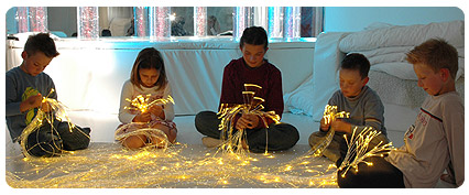 Kinder mit Lichterketten